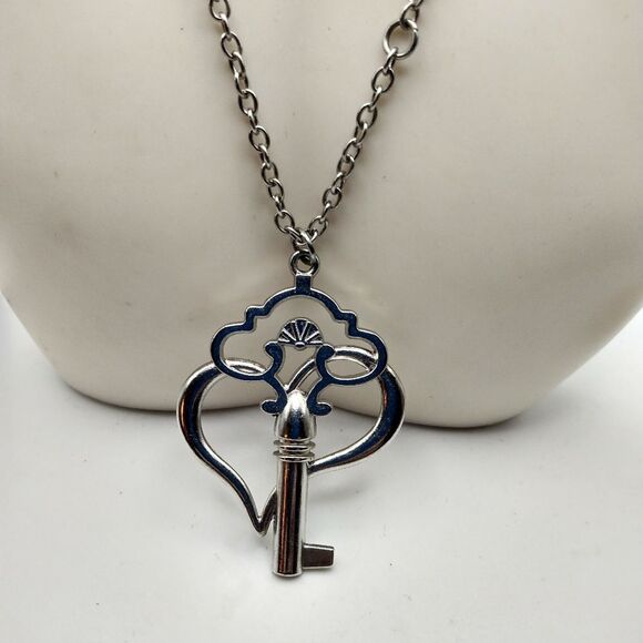 Key to my heart necklace in silver‎ tone - Picture 2 of 2